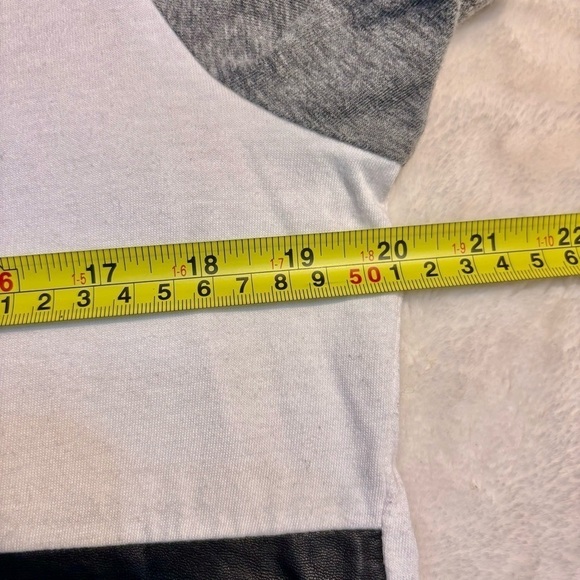 Guess Men’s Shirt Medium White Black Grey ColorBlock Short Sleeves V-Neck - Picture 7 of 10